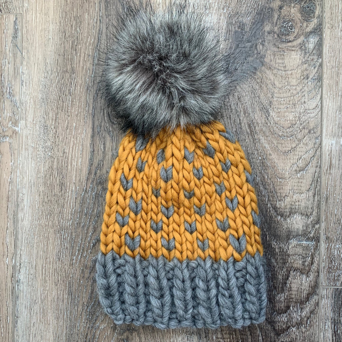 The Tiny Hearts Helen Beanie | 100% wool | faux fur pom pom